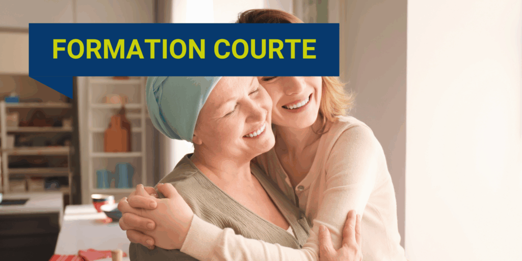 Une femme souriante atteinte d'un cancer portant un foulard médical est tendrement enlacée par une autre femme souriante. Texte superposé : « Formation courte ».
