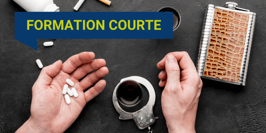 Vue de dessus de deux mains d’une personne menottée, entourée de cigarettes, de comprimés, de verres d’alcool et d’une flasque. Scène illustrant les addictions. Texte superposé : « Formation courte ».