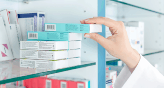 Devenir préparateur en pharmacie : missions, formation, débouchés et poursuites d’études