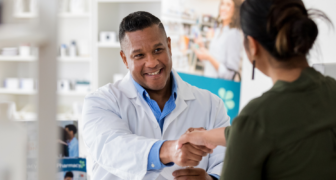 Recruter un apprenti préparateur en pharmacie : les 5 questions essentielles à poser